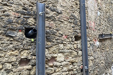 Foto von Sicherungsarbeiten an einer Steinmauer