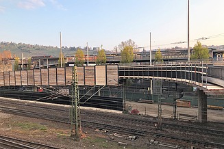 Foto einer Brücke mit Holzgeländer von der Seite
