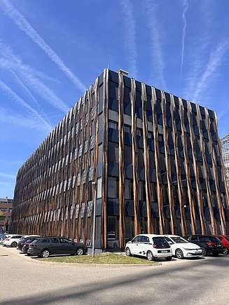Foto von einem Gebäude mit geparkten Auto 