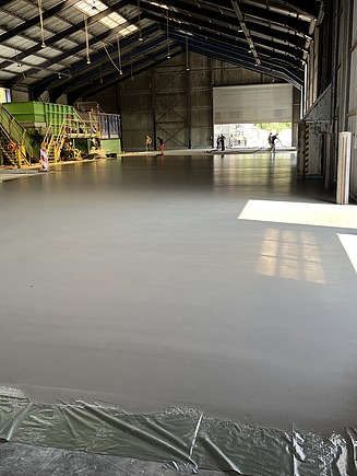 Foto von einer Halle mit frischer Bodenbeschichtung