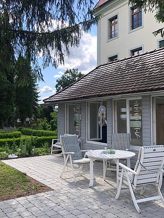 Gartenhaus des Hospiz St. Martinus, ein Tisch mit Stühlen und einem Tisch im Vordergrund