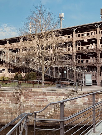 Foto eines Parkhauses von außen