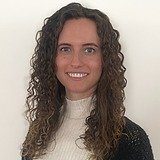 Kontakt für Karrierefragen Foto von einer Frau mit weißem Oberteil