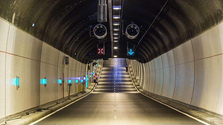 Foto eines Tunnels mit Fahrbahnbeleuchtung