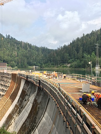 Foto von Instandsetzungsarbeiten auf der begehbaren Oberseite des Staudammes