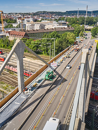 Foto von einer Brücke aus der Luft mit Zugverkehr darunter