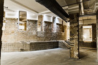 Instandsetzung weiterer Projekte Foto von einem Gebäudefundament mit Säulen