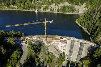 Instandsetzung von Wasserbauten Foto von einem Staudamm und einem Kran