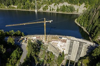 Instandsetzung von Wasserbauten Foto von einem Staudamm und einem Kran