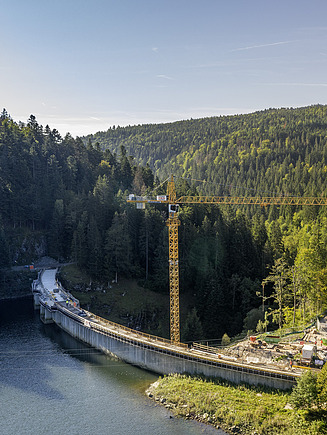 Foto der Staudammes von der Wasserseite