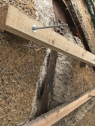 Foto von Stäben und Holzplanken an der Fassade