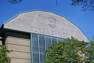 Foto einer Halle mit Schriftzug
