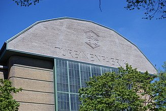 Foto einer Halle mit Schriftzug
