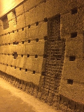 Foto einer aufgebrochenen Wand mit Bewehrung