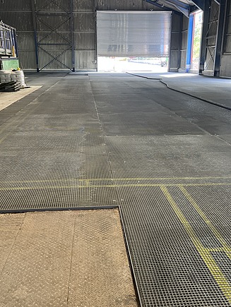 Foto vom Boden mit gelben Streifen