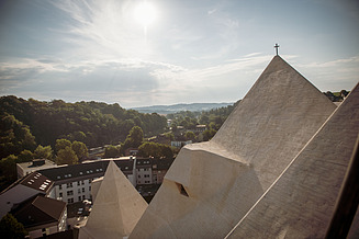 Foto einer Kirche mit Faltdachkonstruktion