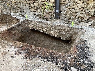 Foto eines Loches vor einer Mauer