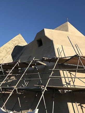 Foto von einer Kirche mit Gerüsten an der Fassade