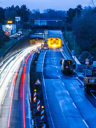 Foto von zwei Fahrbahnen vor einem Tunnel als Zeitraffer