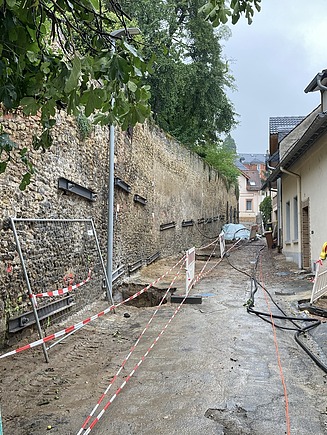 Foto der Baustelle an der Brücke mit Absperrbändern