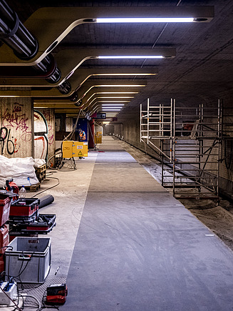Foto von einem Gleis und einem Gerüst in einer Station