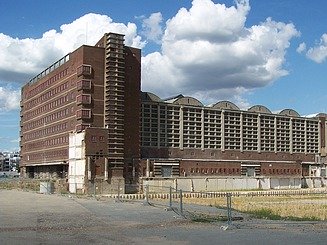 Foto von einer Halle von außen mit angrenzendem Gelände