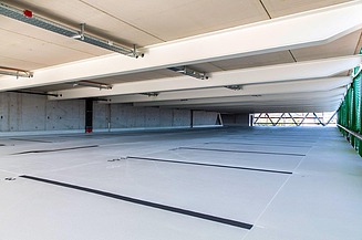Foto eines sanierten Parkdecks mit Parkbuchtenstreifen