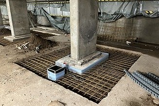 Bauwerksertüchtigung an Säulen Foto einer Bauwerksertüchtigung an einem Stützpfeiler