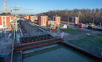 Foto von mehreren Gebäuden und einer Schleuse