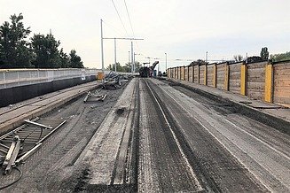 Foto von einem Fahrbahnbelag auf einer Brücke