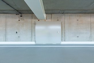 Foto einer Tür an einer Wand im Parkhaus