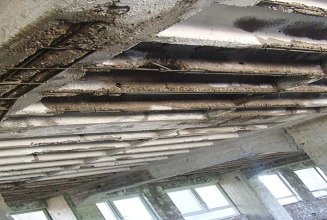 Foto von Beton mit sichtbarer Bewehrung